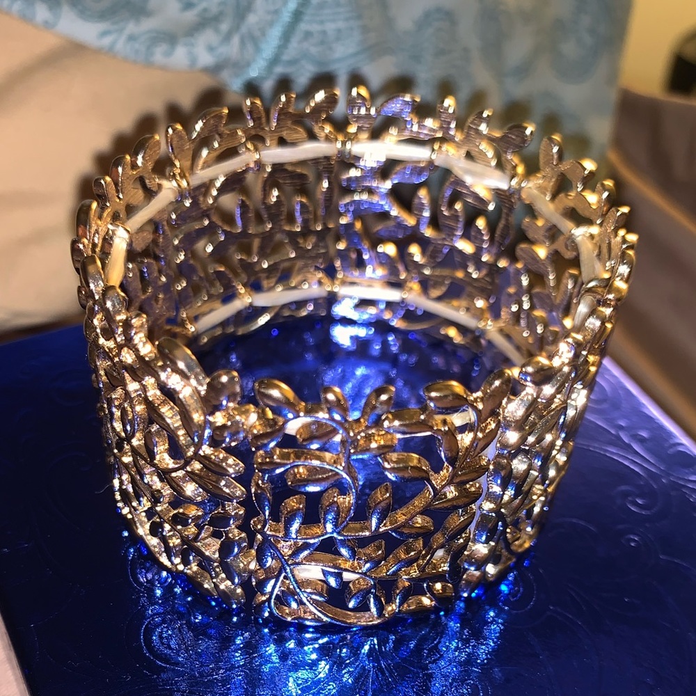 Goldtone bangle bracelet stretch